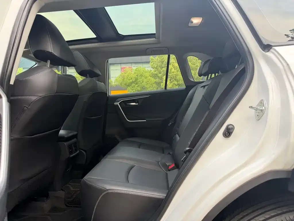 Toyota RAV4 2023 из CN, фото 3