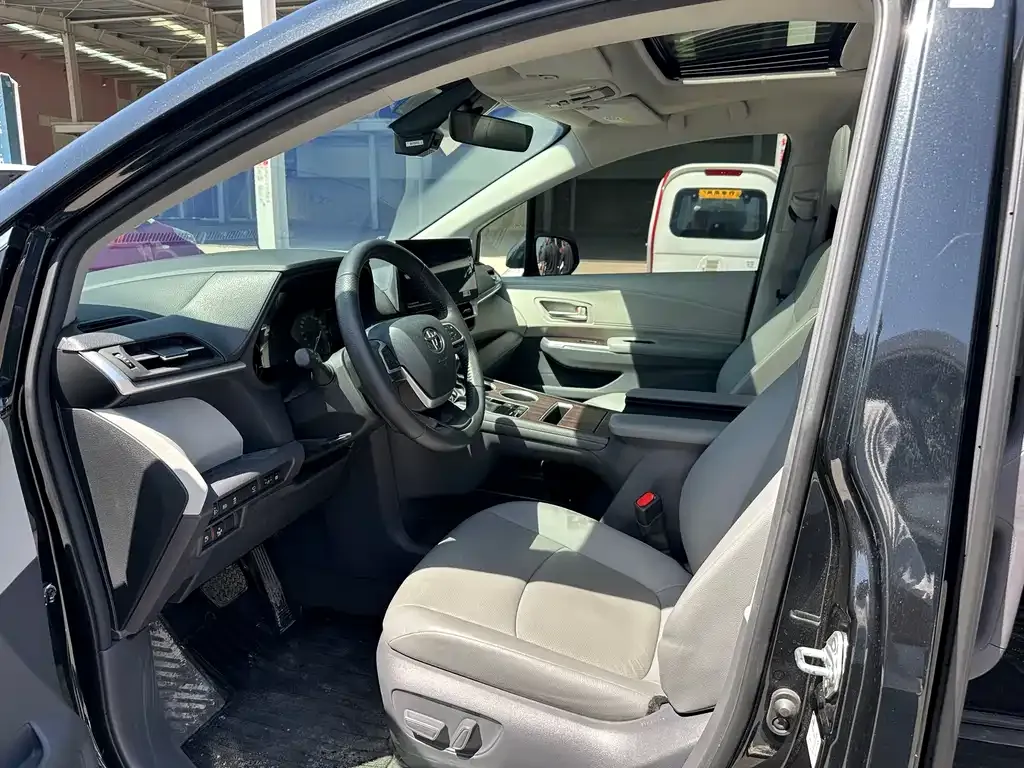Toyota Granvia 2023 из CN, фото 5