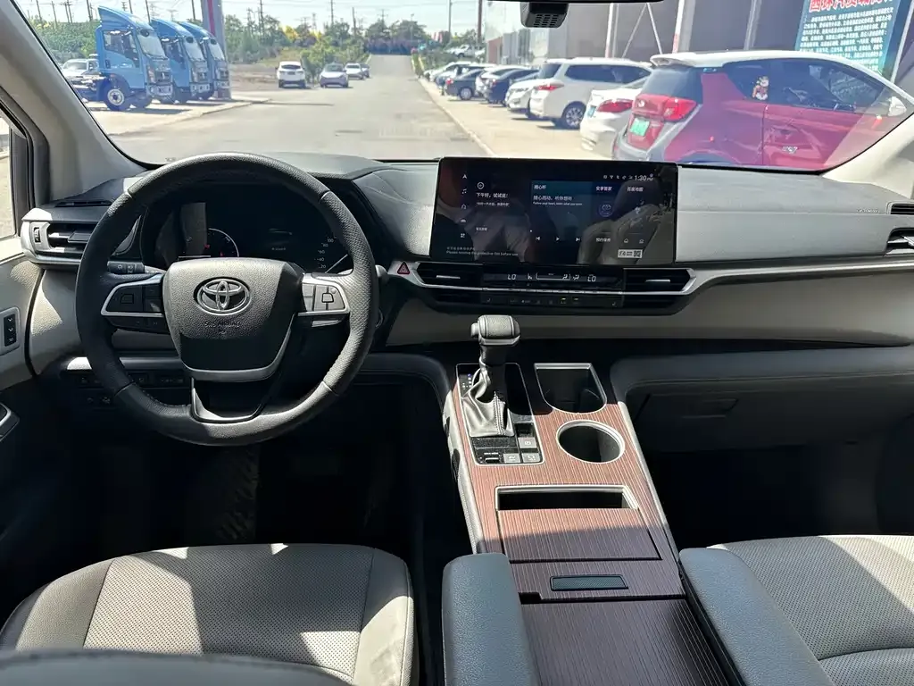 Toyota Granvia 2023 из CN, фото 8