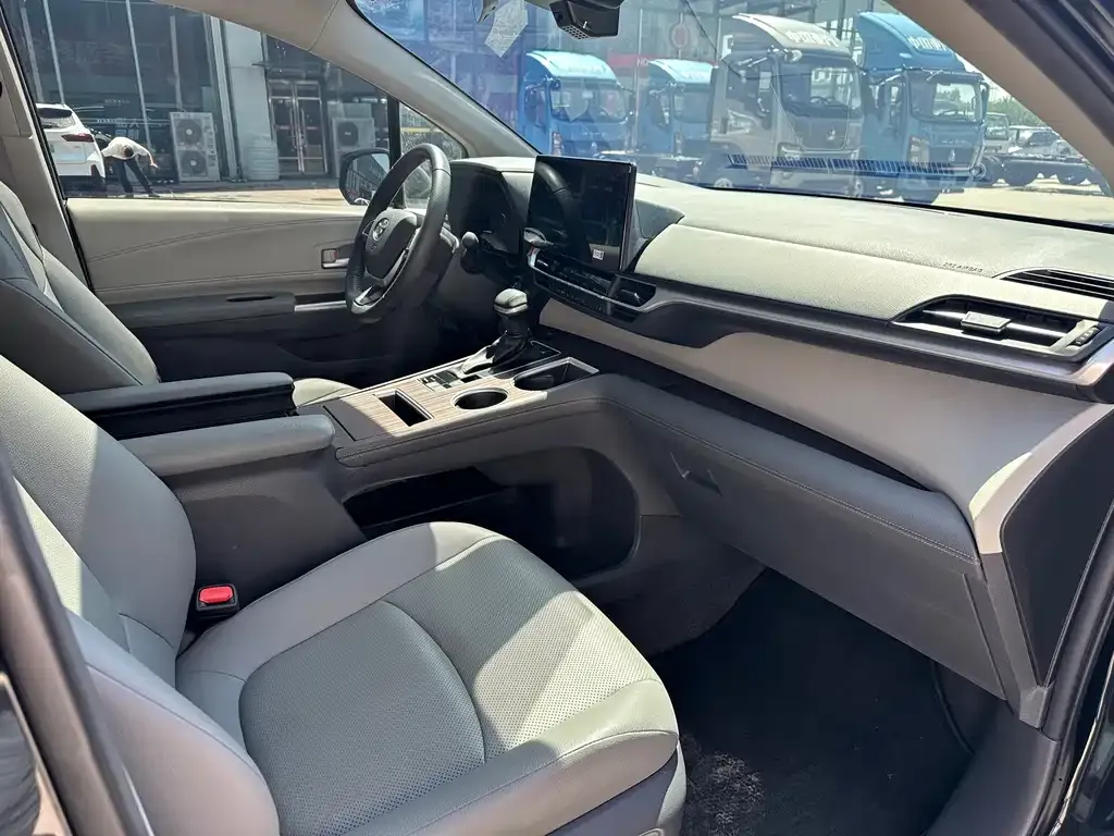 Toyota Granvia 2023 из CN, фото 10