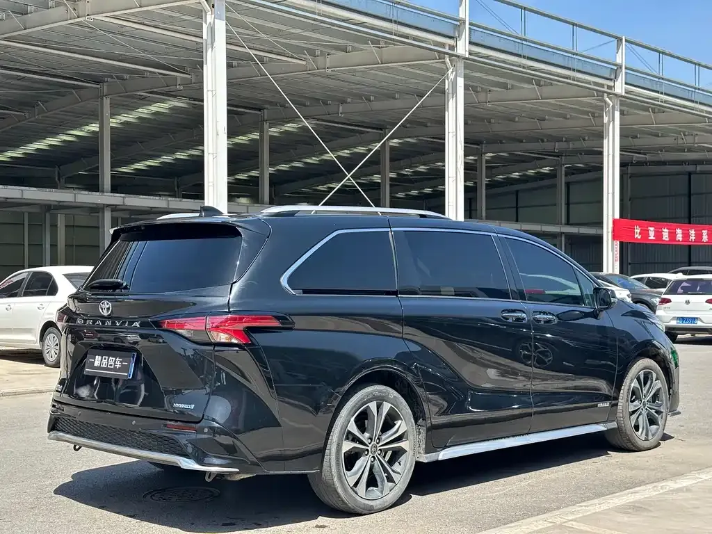Toyota Granvia 2023 из CN, фото 6