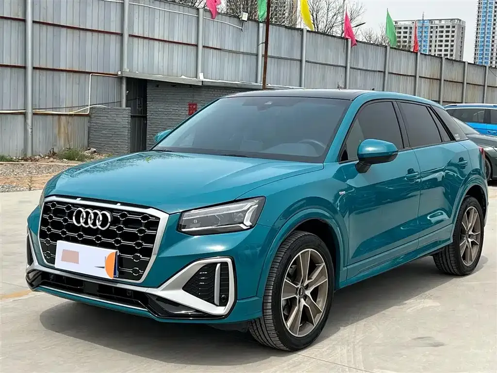 Audi Q2L — фото 1