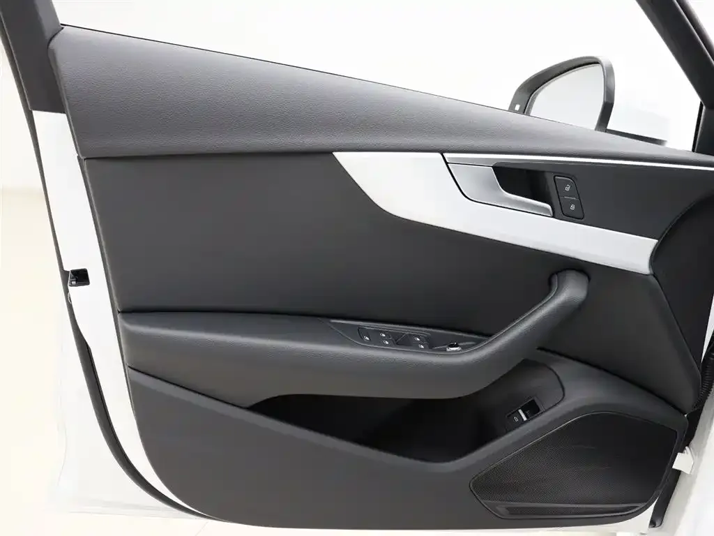 Audi A4L 2023 из CN, фото 2