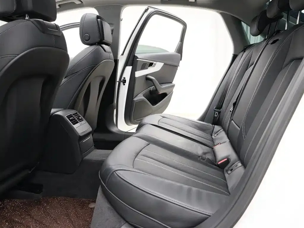 Audi A4L 2023 из CN, фото 8