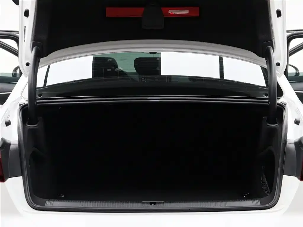Audi A4L 2023 из CN, фото 3