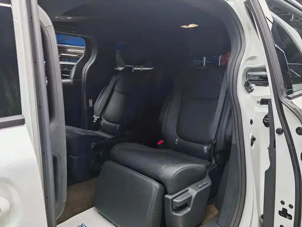 Toyota Sienna 2024 из CN, фото 6