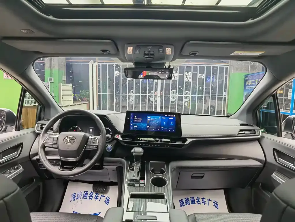 Toyota Sienna 2024 из CN, фото 4