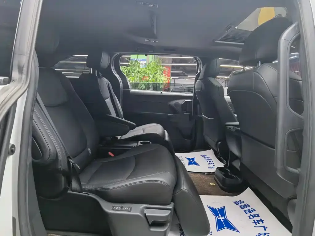 Toyota Sienna 2024 из CN, фото 2