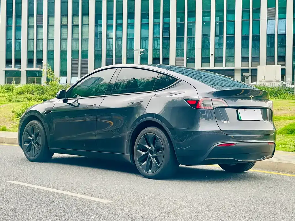 Tesla Model Y — фото 8