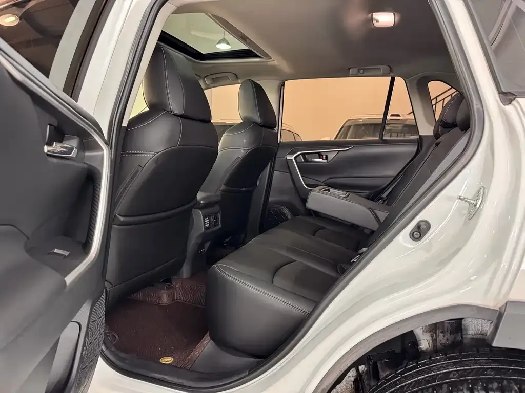 Toyota RAV4 2023 из CN, фото 3