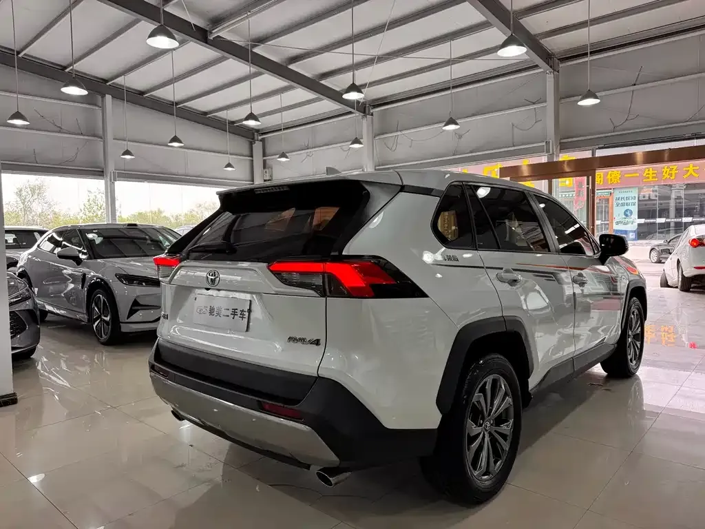 Toyota RAV4 2023 из CN, фото 8