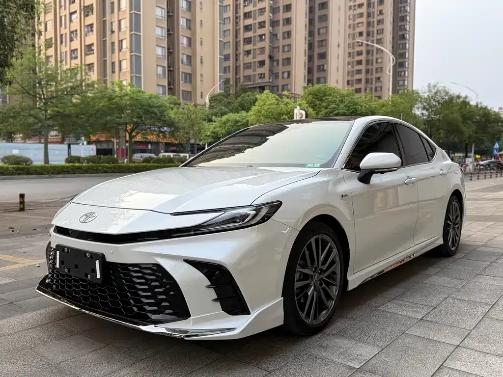 Toyota Camry — фото 1