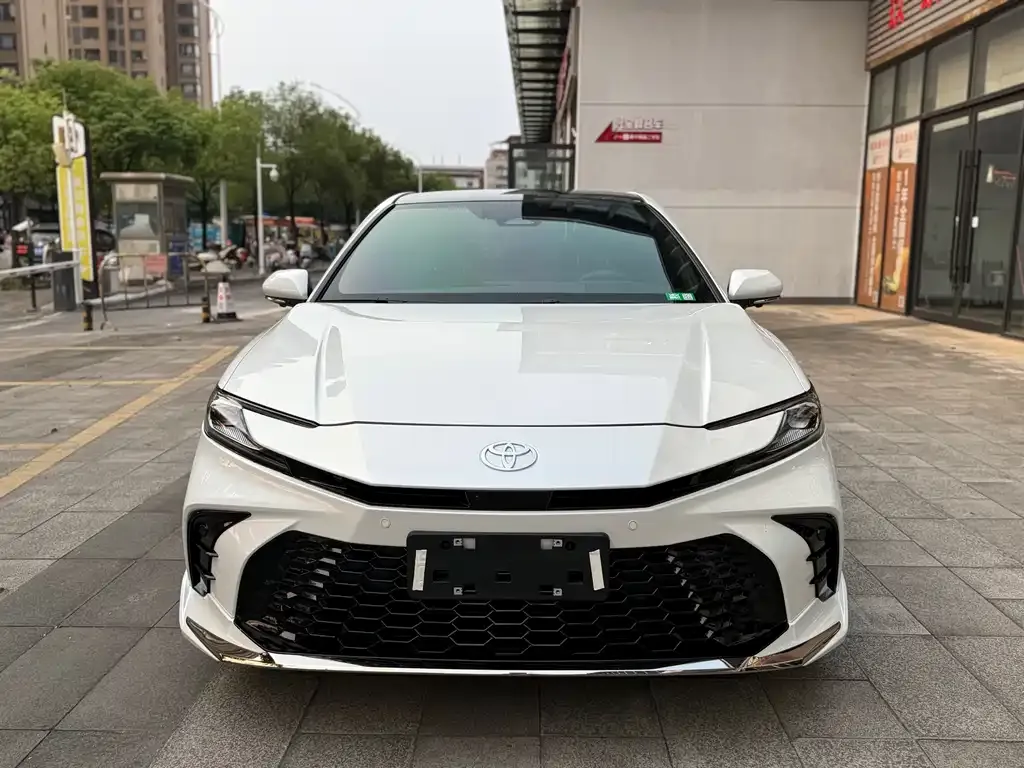 Toyota Camry — фото 5