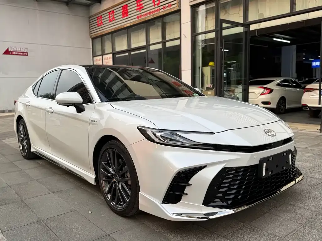 Toyota Camry — фото 3
