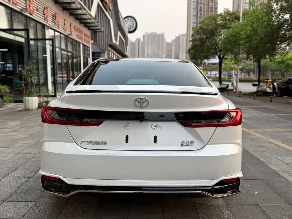 Toyota Camry — фото 2