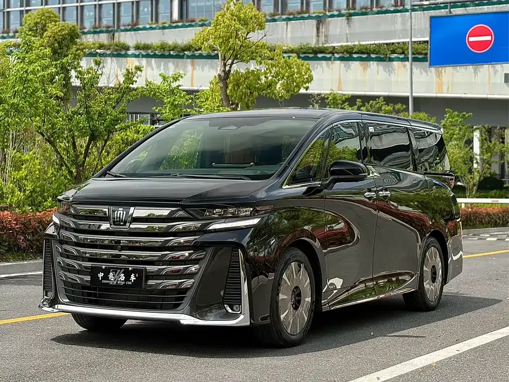 Toyota Vellfire — фото 1