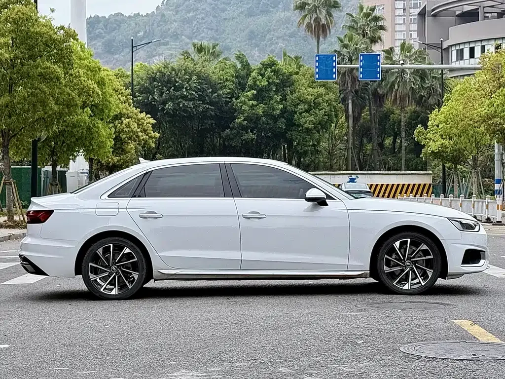 Audi A4L 2023 из CN, фото 8