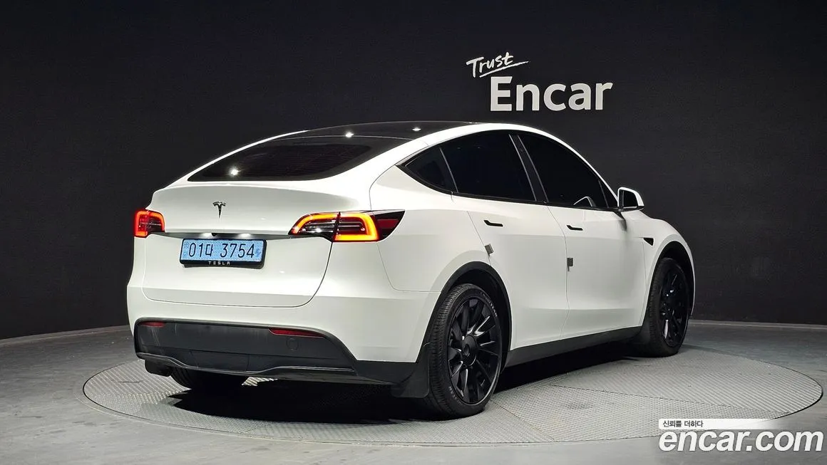 Tesla Model Y — фото 10