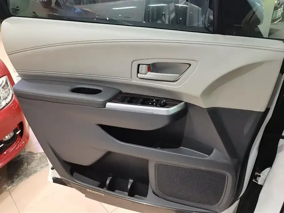 Toyota Granvia 2024 из CN, фото 8