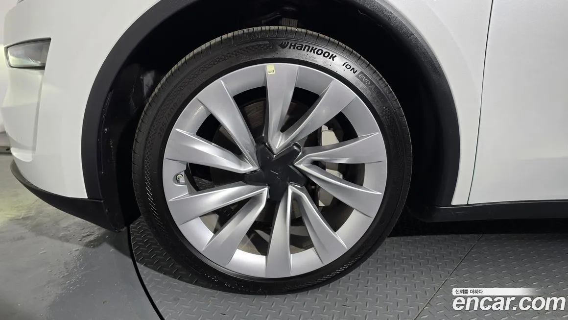 Tesla Model Y — фото 10