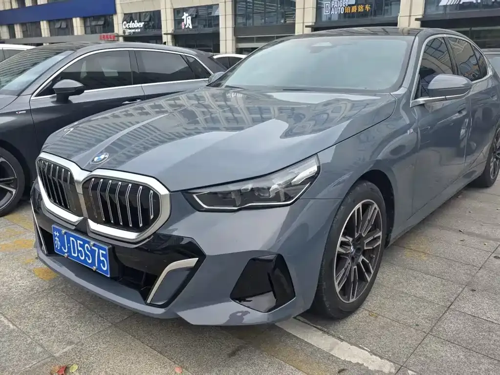 BMW 5 Series — фото 1