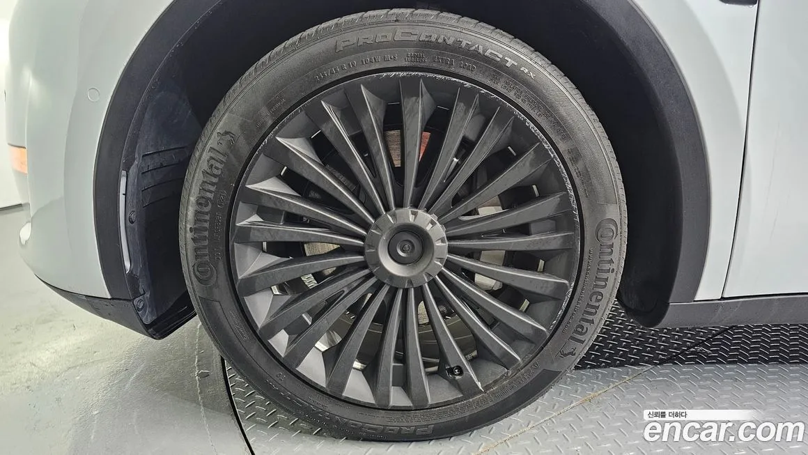 Tesla Model Y — фото 10