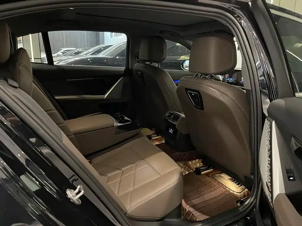 BMW 5 Series 2024 из CN, фото 2
