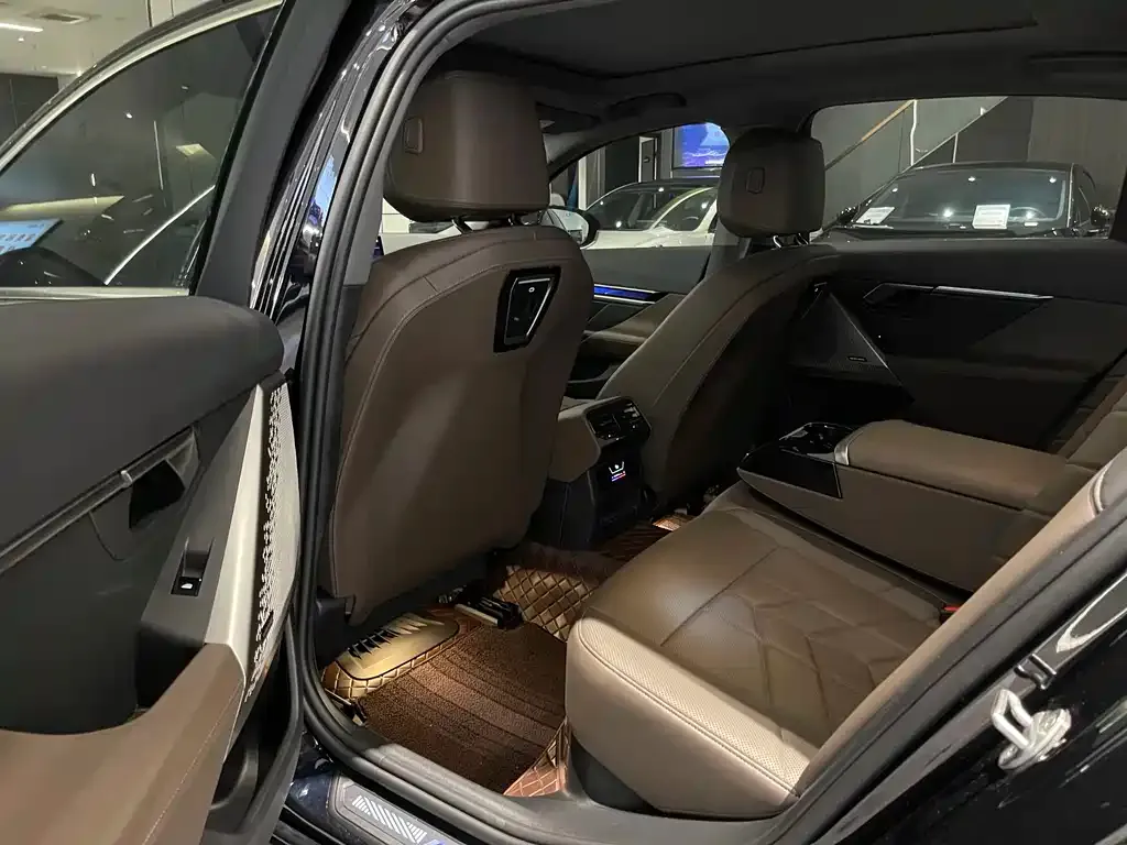 BMW 5 Series 2024 из CN, фото 7