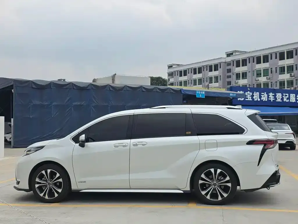 Toyota Granvia 2024 из CN, фото 7