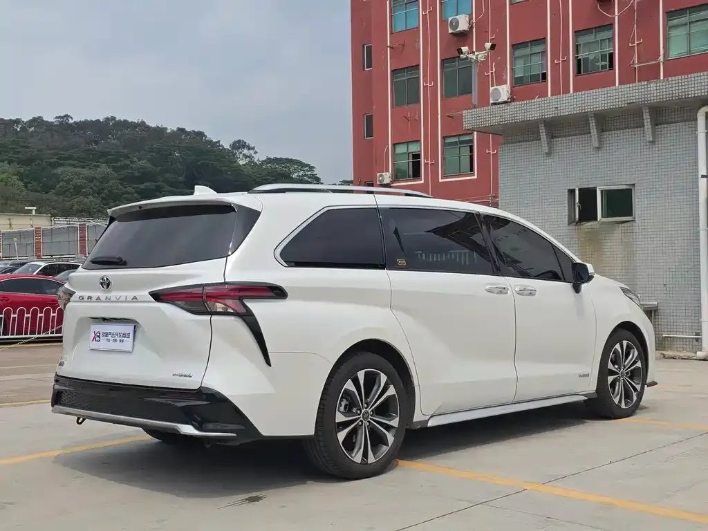 Toyota Granvia 2024 из CN, фото 8