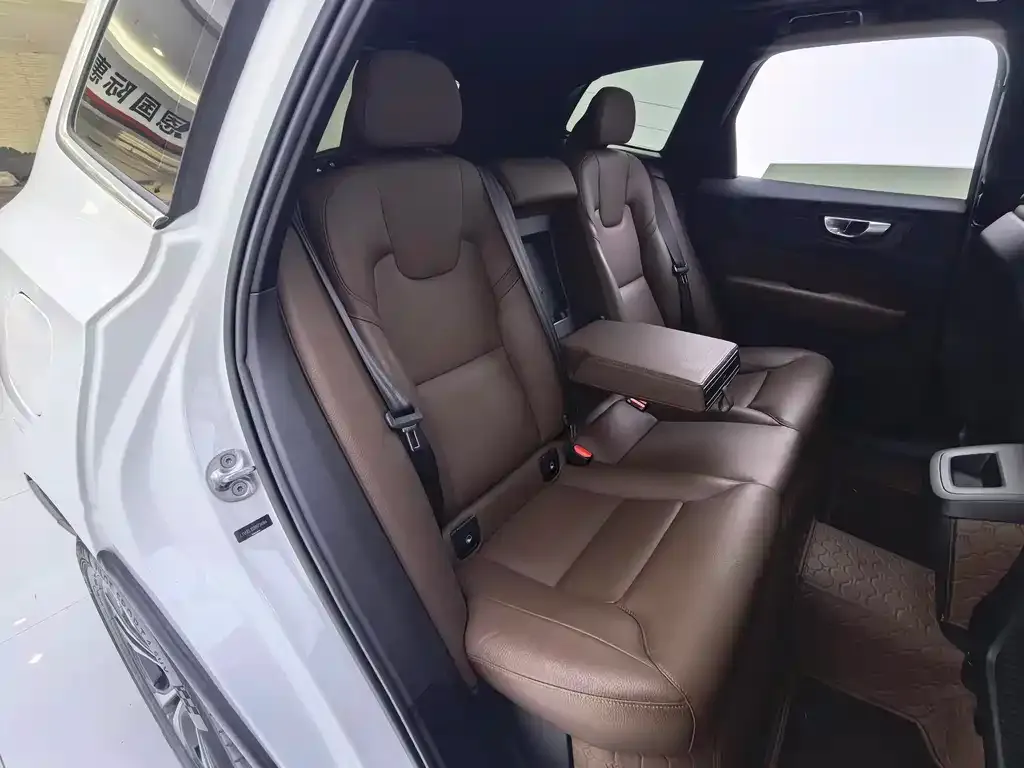 Volvo XC60 — фото 2
