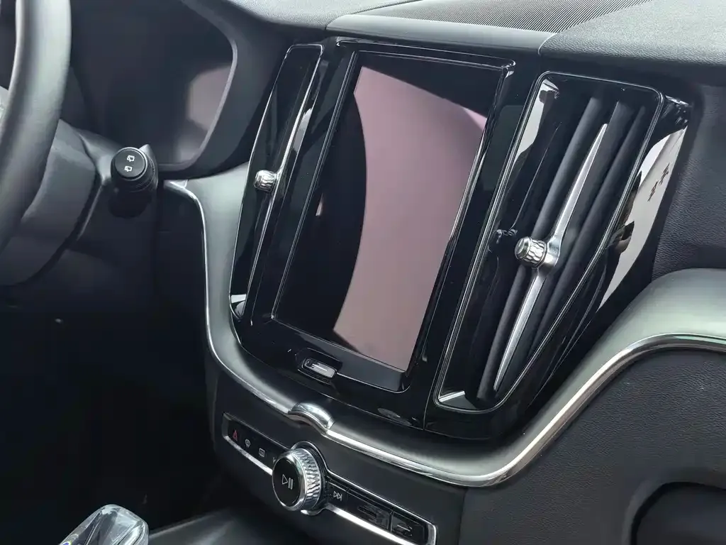 Volvo XC60 — фото 9
