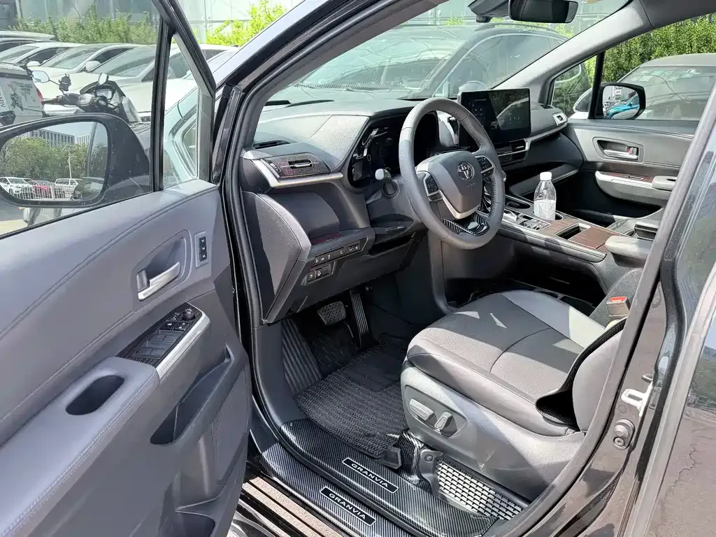 Toyota Granvia 2024 из CN, фото 10