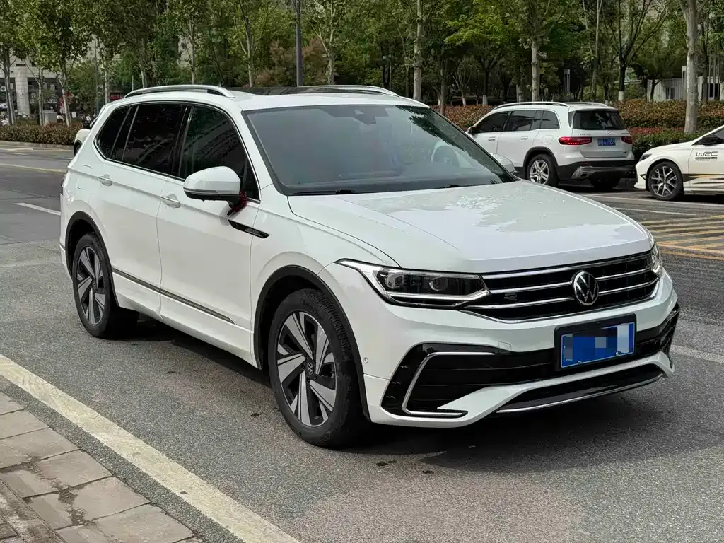 Volkswagen Tiguan L — фото 1