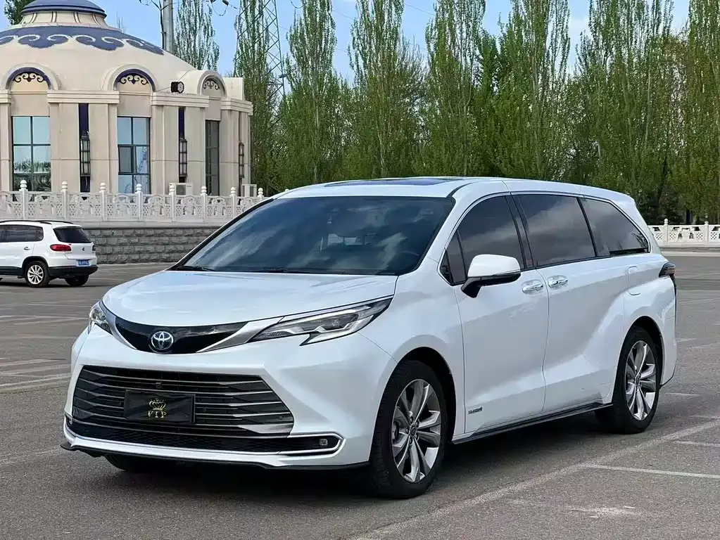 Toyota Sienna — фото 1