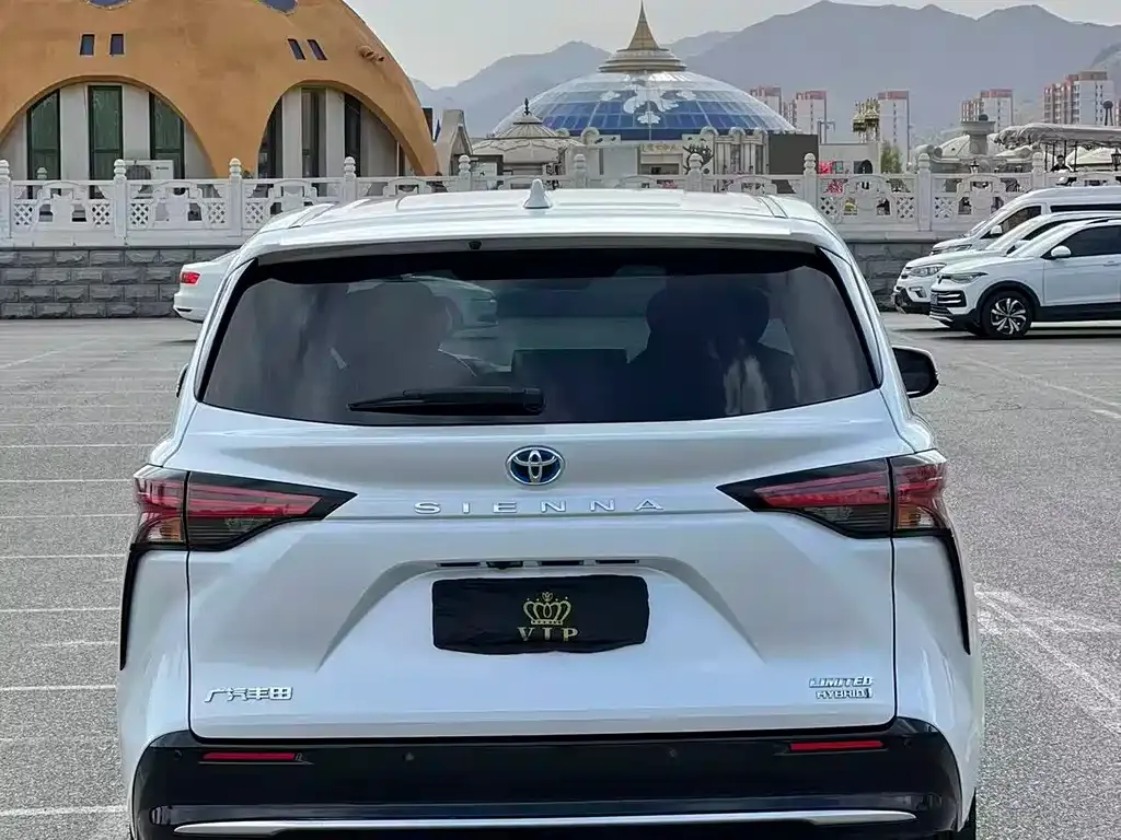 Toyota Sienna — фото 4