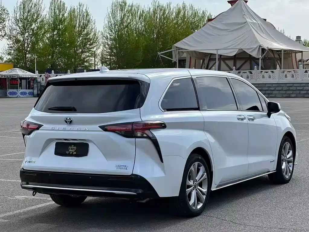 Toyota Sienna — фото 6