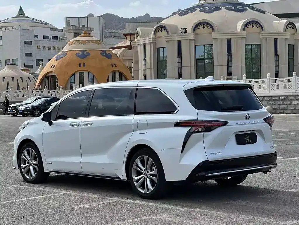 Toyota Sienna — фото 9