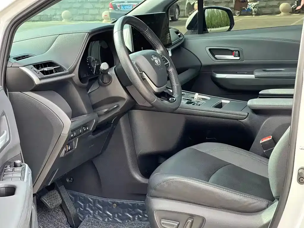 Toyota Sienna — фото 10