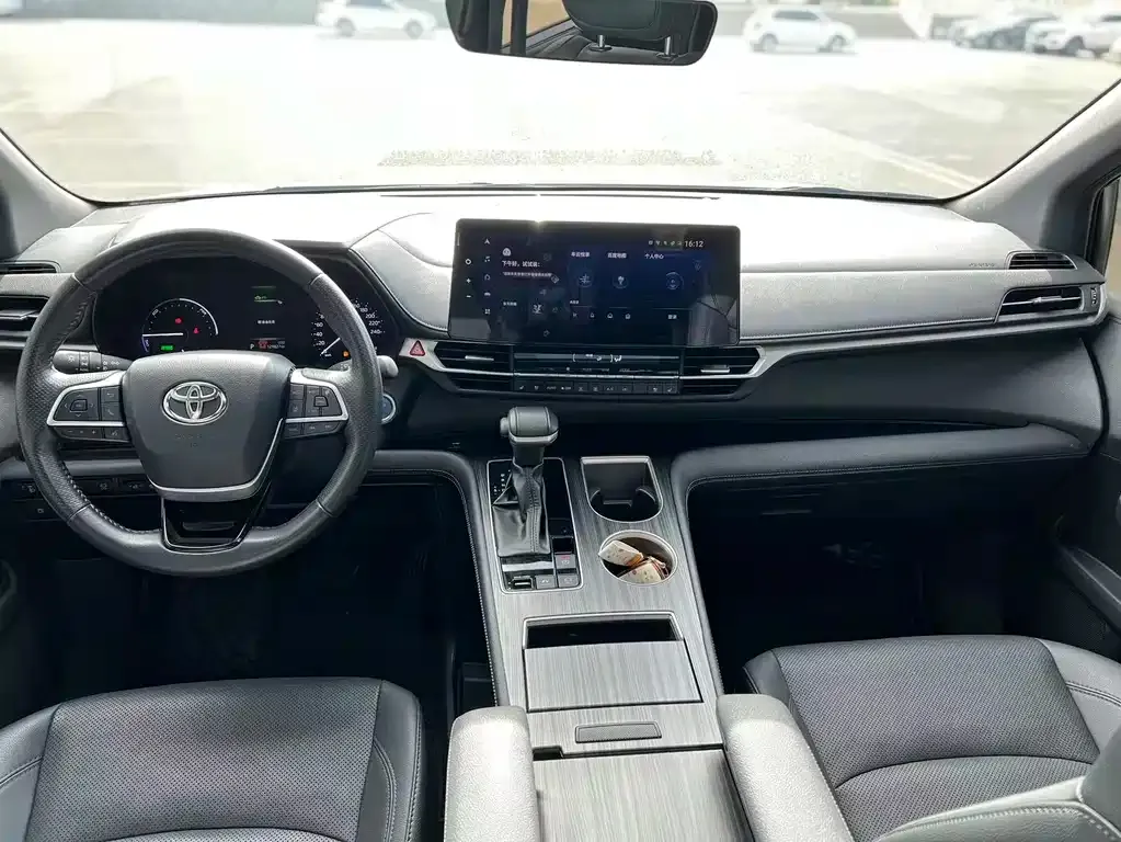 Toyota Sienna — фото 8