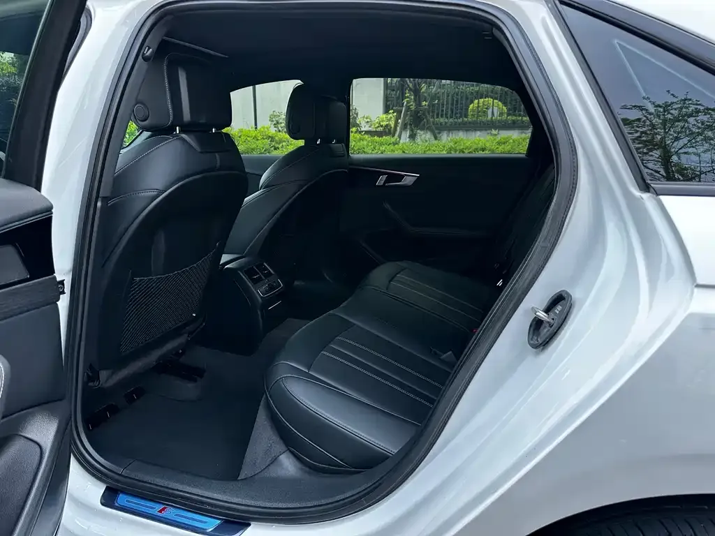 Audi A4L 2024 из CN, фото 7