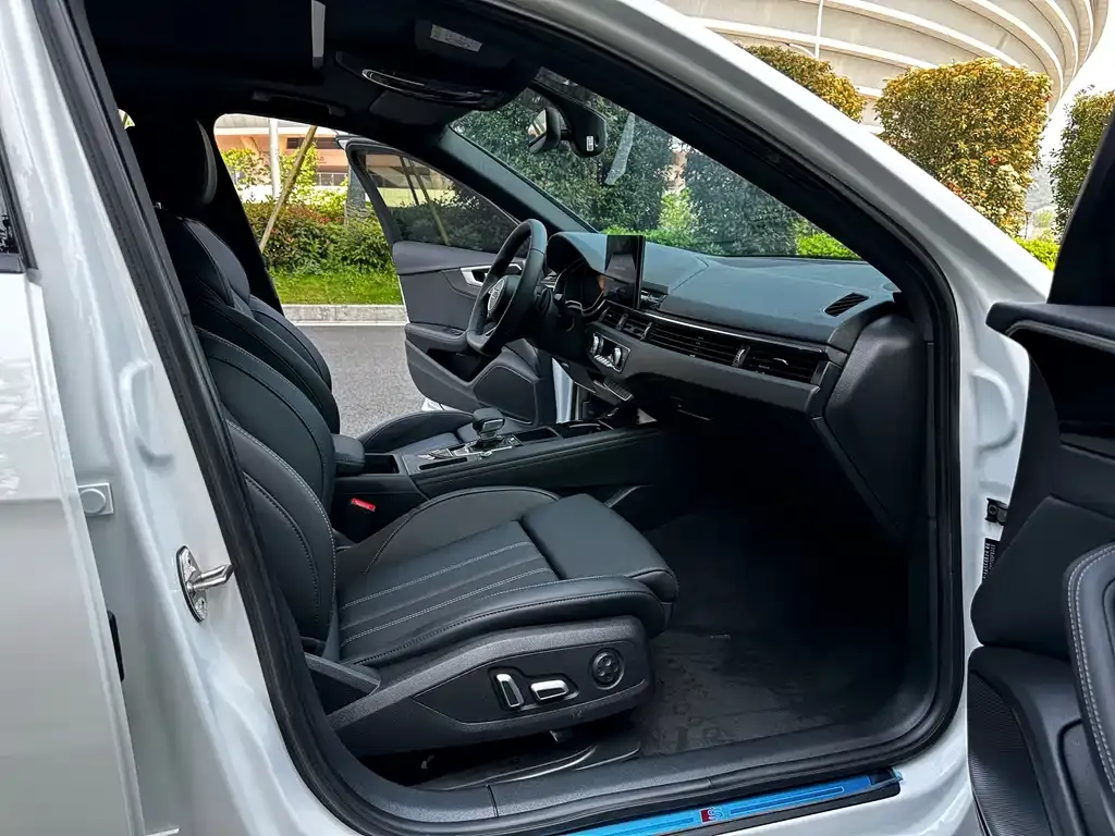 Audi A4L 2024 из CN, фото 5