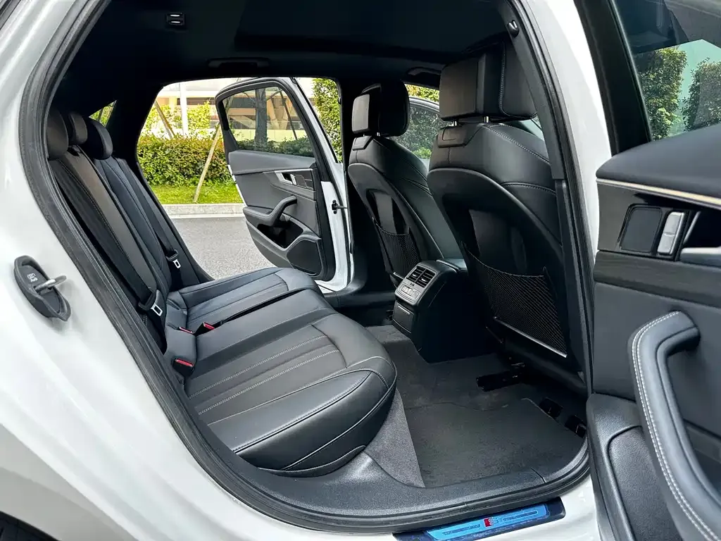 Audi A4L 2024 из CN, фото 6