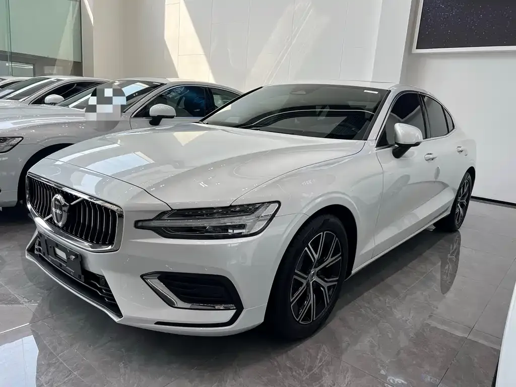 Volvo S60 2023 из CN, фото 1