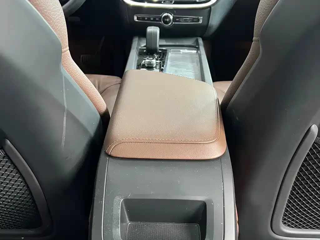 Volvo S60 2023 из CN, фото 2
