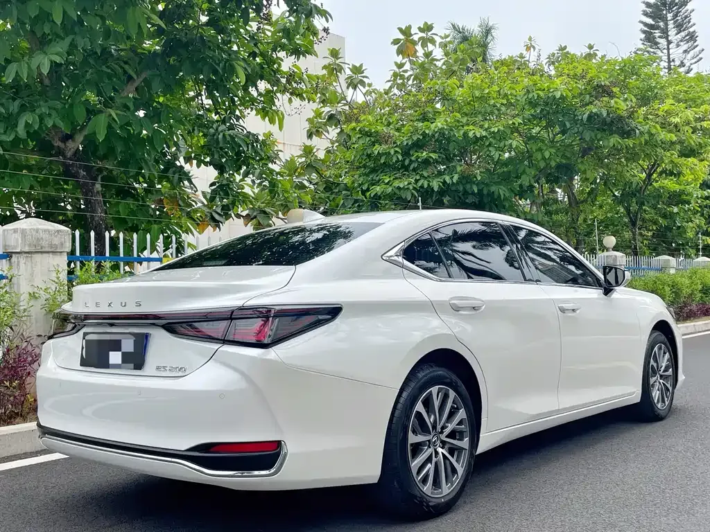 Lexus ES — фото 10