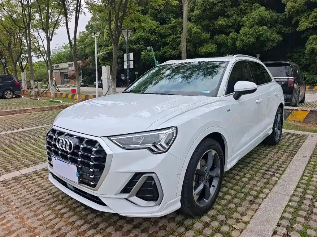 Audi Q3 — фото 1