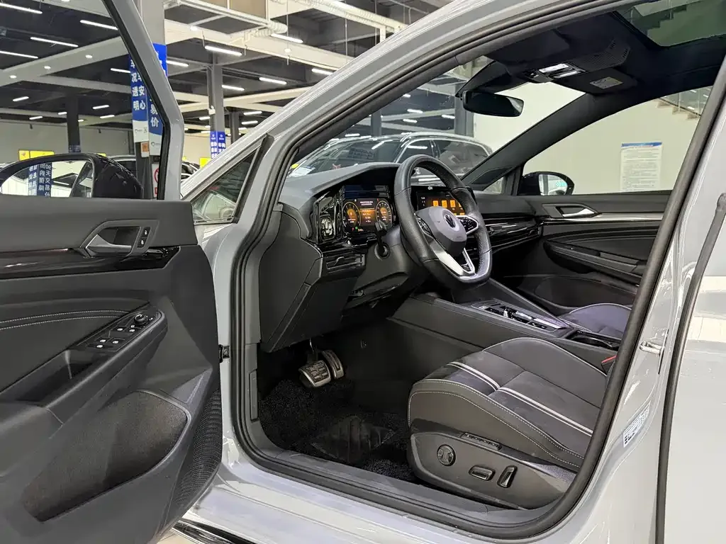 Volkswagen Golf 2022 из CN, фото 4