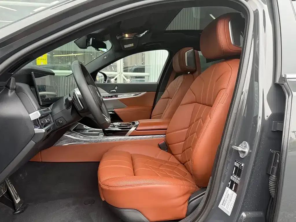 BMW 7 Series 2023 из CN, фото 8