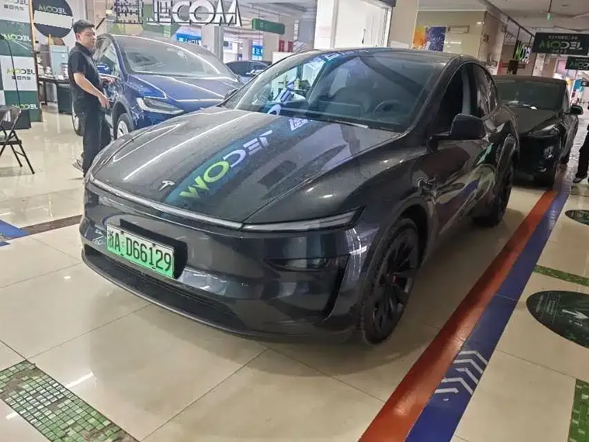 Tesla Model Y — фото 1